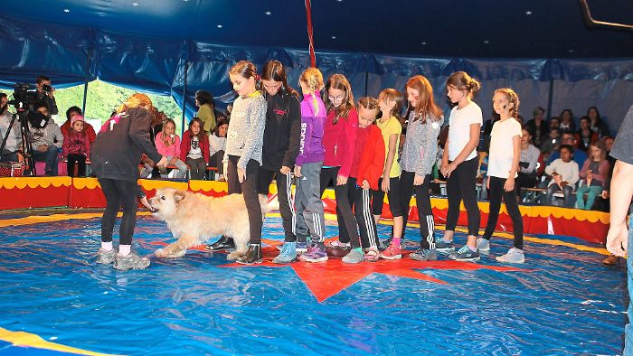 Kinder schnuppern beim Ferienprogramm Zirkusluft 
