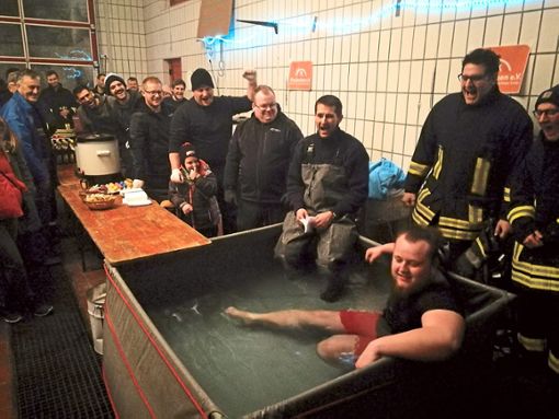 Heiße Wurst und kaltes Wasser – das war die Kombination der Grill-Challenge im Feuerwehrgerätehaus. Foto: Braun Foto: Schwarzwälder Bote