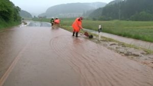 Die Bundesstraße zwischen Haslach und Mühlenbach steht nach Starkregen unter Wasser.  Foto: Kamera24