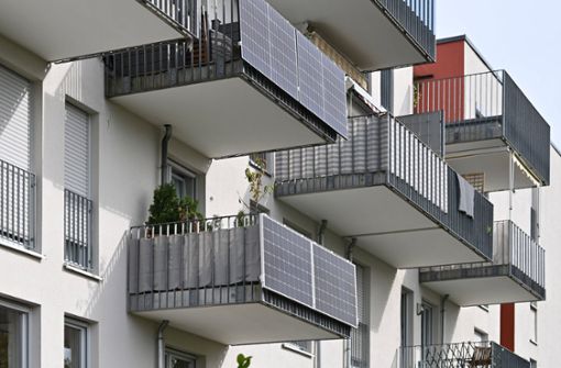 Eine Solaranlage auf dem Balkon Foto: IMAGO/Sven Simon/IMAGO/Frank Hoermann / SVEN SIMON