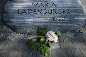 Eine Rose liegt vor einem Gedenkstein, der an die 2016 ermordete Studentin. Der Freundeskreis und der Seelsorger der Universität Freiburg hatten den Gedenkstein angeregt. Er wurde mit Unterstützung der Stadt Freiburg aufgebaut. Foto: dpa