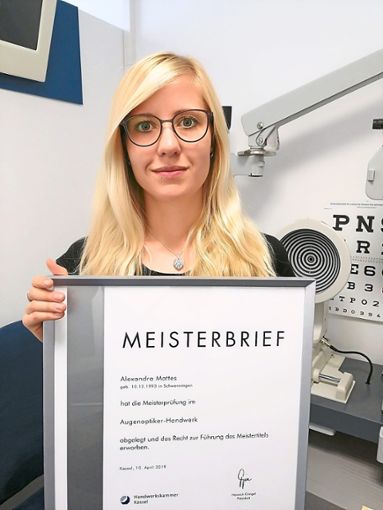 Alexandra Mattes darf sich künftig Augenoptikmeisterin nennen. Foto: Eichenlaub Foto: Schwarzwälder Bote