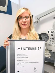 Alexandra Mattes darf sich künftig Augenoptikmeisterin nennen. Foto: Eichenlaub Foto: Schwarzwälder Bote