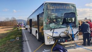 Busfahrer bei Unfall auf B 462 schwer verletzt
