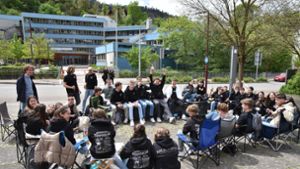 Mit Musik und Getränken feierten die Abiturienten den Abschluss der schriftlichen Prüfungen auf dem Kirchplatz Heilig Geist. Foto: Wegner