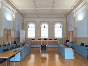 Hier im großen Saal des Hechinger Landgerichts wird gegen den Angeklagten aus Binsdorf verhandelt.  Foto: Schnurr