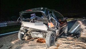 Die Fahrerin dieses Kleinwagens wurde bei dem Unfall schwer verletzt. Foto: SDMG