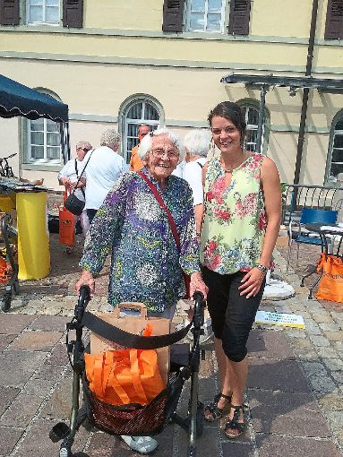 Die über 100-jährige Besucherin und Johanna Wetzel,   hatten viel Freude beim Rollatortag. Foto: Landratsamt Foto: Schwarzwälder-Bote