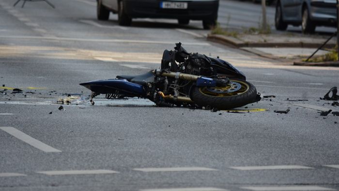 B 463: Motorradfahrer bei Unfall schwer verletzt