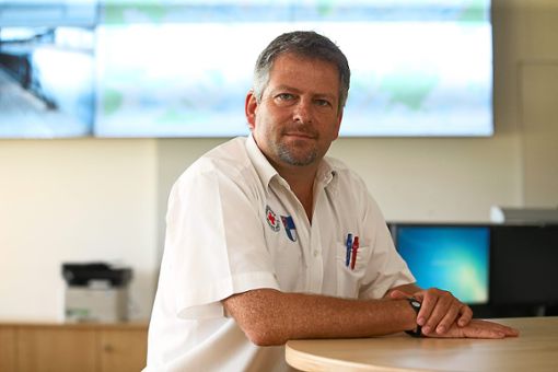 Dirk Sautter ist Leiter der Integrierten Leitstelle in Villingen. Er arbeitet seit mehr als 25 Jahren im Rettungsdienst.   Foto: Eich