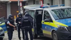 Der Anblick schwerbewaffneter Polizisten ist in Oberndorf – zum Glück – kein alltäglicher. Foto: Cools