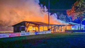 Das Clubhaus des SV Kork bei Kehl steht am Montagmorgen in Flammen. Foto: Christina Häußler /EinsatzReport24