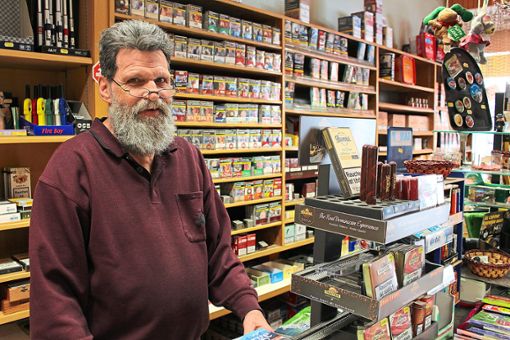 Seit 1978 führt Fritz Weisbrod seinen kleinen Schreib- und Tabakwarenladen in der Karlstraße. Damit ist am 25. Mai Schluss. Dann wird der Laden schließen. Foto: Simon Foto: Schwarzwälder Bote