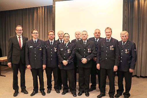 Bürgermeister Ulrich Bünger und Kommandant Daniel Nuding (von links)  ehrten eine ganze Reihe langjähriger Feuerwehrleute. Foto: Geisel Foto: Schwarzwälder-Bote