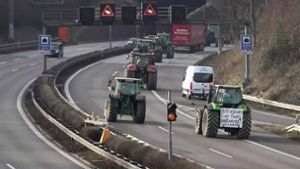 Landwirte blockieren A81 mit etwa 200 Traktoren