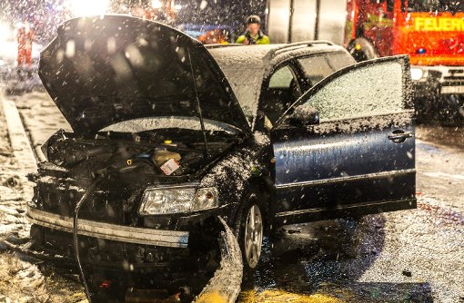 Aufgrund des starken Schneefalls verursachte ein 22-jähriger VW-Fahrer auf der A8 am frühen Sonntagmorgen einen Verkehrsunfall. Foto: www.7aktuell.de | Florian Beck