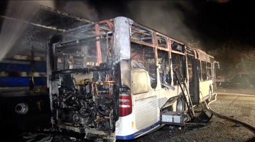 Als die Feuerwehr Seelbach kurz vor 3 Uhr alarmiert wurde, brannte der Bus schon lichterloh.  Foto: Kamera24