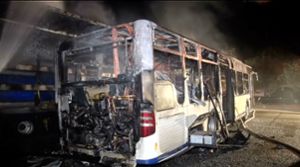 Als die Feuerwehr Seelbach kurz vor 3 Uhr alarmiert wurde, brannte der Bus schon lichterloh.  Foto: Kamera24