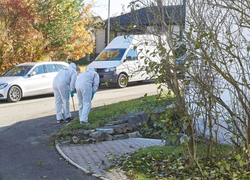 Kriminalbeamte am Tatort in Horb-Nordstetten. Am 2. November 2018 wurde dort der 57-jährige Michael Riecher getötet. Foto: Jürgen Lück