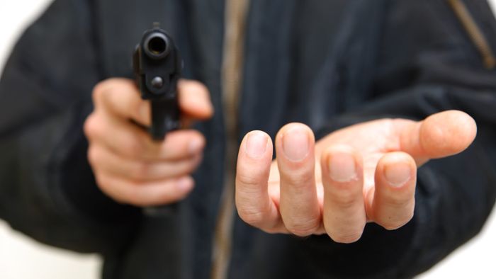 34-Jähriger von zwei Jugendlichen mit Waffe bedroht