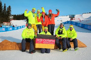 Freuen sich im norwegischen  Lillehammer über Gold: Cornel Renn, Sebastian Pietrzykowski, Celia Funkler, Jana Fischer (oben von links) und die Coaches des deutschen Snowboard/Ski-Cross-Teams. Foto: DOSB