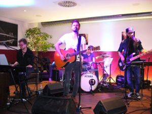 Tobias Conzelmann mit der Gitarre und seiner Band bei der CD-Release-Party Foto: Gerstenecker Foto: Schwarzwälder Bote