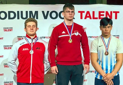 Jonas Schondelmaier (links) vom KSV Tennenbronn erkämpfte sich beim internationalen Turnier in Utrecht die Silbermedaille.  Foto: Moosmann