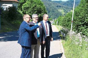 Oberbürgermeister Thomas Herzog (links) erklärt den beiden Abgeordneten Rombach (Mitte) und Teufel den geplanten Streckenverlauf der Talstadtumfahrung. Foto: Schwarzwälder-Bote