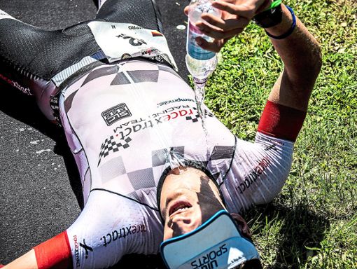 Diese Abkühlung hat sich Dominik Sowieja wahrlich verdient. Der Hochemminger qualifizierte sich beim Ironman 70.3 Kraichgau für die Weltmeisterschaft. Foto: Sowieja Foto: Schwarzwälder Bote