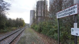 Der Haltepunkt Dotternhausen-Dormettingen  befindet sich auf Höhe des Zementriesen Holcim. Von dort sind es nur wenige Gehminuten bis zum Schiefererlebnispark. Geld für den Erhalt der Bahnverbindung gibt es aus Dormettingen (vorerst) nicht mehr. Foto: Schweizer