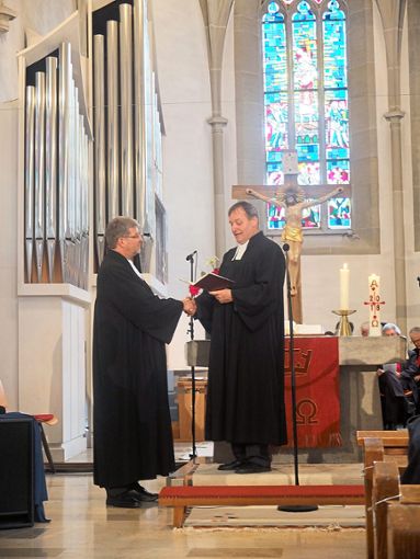 Offiziell im Amt: Martin Brändl (links) wird von Dekan Beatus Widmann als Pfarrer von Endingen eingesetzt.   Foto: Stotz Foto: Schwarzwälder Bote
