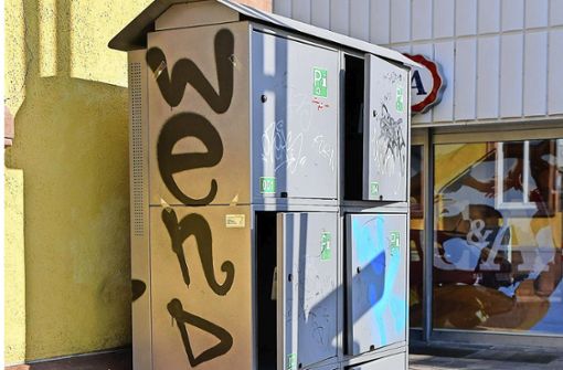 Mit Graffiti besprüht und demolierte Türen: Die Schließfächer am Rathaus II sind von Vandalismus betroffen Foto: Endrik Baublies/Endrik Baublies