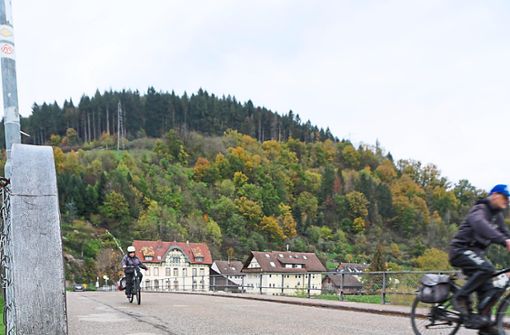 Auf der Arche-Brücke zwischen Haslach und Fischerbach müssen die Fahrradfahrer sich derzeit eine Fahrbahn mit den Autos teilen. Auf der neuen Brücke soll es einen Radweg geben. Foto: Lübke