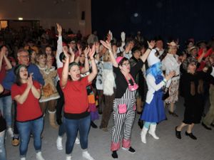 Erst nach einer Anleitung war den Feiernden klar, wie ein  Flashmop funktioniert (Bild links). Die Gäste trugen fantasievolle  Kostüme (Bild rechts). Foto: Schwarzwälder Bote