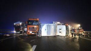 Fünf Lastwagen in schweren Unfall bei Geisingen involviert