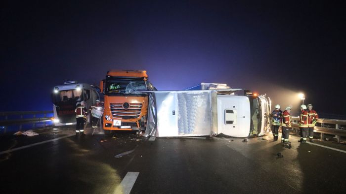 Fünf Lastwagen in schweren Unfall bei Geisingen involviert