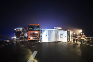 Bei dem Unfall auf der A 81 bei Geisingen waren fünf Lastwagen beteiligt, einer davon kippte um. Foto: Polizeipräsidium Konstanz