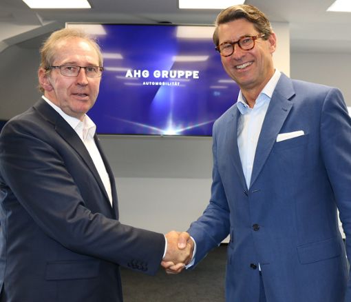 AHG-Geschäftsführer Rolf Heinzelmann (links) und Ralf Kogeler, einer der beiden neuen Hauptgesellschafter, beim symbolischen Shakehands. Foto: AHG