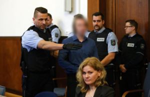 Der Angeklagte Sergej W. wird im Landgericht in Dortmund zur Anklagebank gebracht. Dem 28-jährigen Mann wird 28-facher versuchter Mord vorgeworfen. Er soll am 11. April in der Nähe des Team-Hotels eine Sprengstoffanschlag auf den Mannschaftsbus von Borussia Dortmund verübt haben.  Foto: Ina Fassbender/dpa