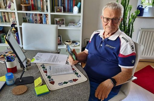 Marcel Godschalk sitzt putzmunter in seinem Wohnzimmer – geht es nach dem Rentenservice, ist er allerdings bereits am 16. November verstorben. Foto: Otto