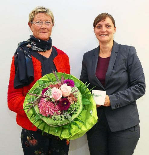 Die neue Schulleiterin, Sonja Hetzel (links), stellte sich dem Gemeinderat vor. Als Willkommensgeschenk überreichte Bürgermeisterin Annick Grassi ihr einen Blumenstrauß und eine Waldachtal-Kaffeetasse.  Foto: Wagner Foto: Schwarzwälder Bote