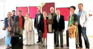 Helmar Maier mit Ehefrau Rosl, umgeben von seinen Skulpturen, im Kreis der Kunsttreff-Freunde im Forum am Bahnhof.  Foto: Maier Foto: Schwarzwälder-Bote