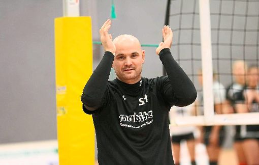 Mit einem 3:1-Sieg gegen den SV Fellbach verabschiedeten die Volleyballerinnen des TSV Burladingen ihren Trainer Stefan Hecht im letzten Spiel der Saison.    Foto: Kara