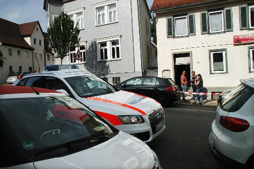 Notarzteinsatz: In der Ebinger Bühlstraße ist am Sonntag eine Frau Opfer  einer Messerattacke geworden.  Foto: Hertle