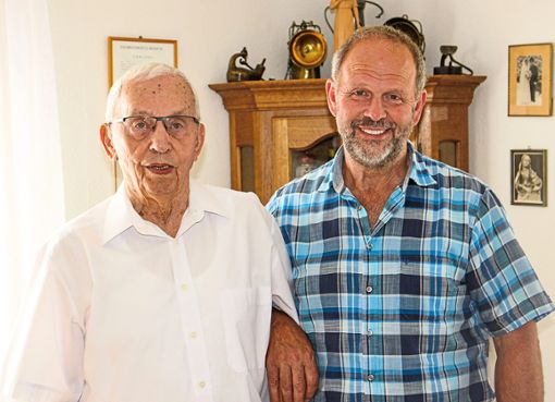Bürgermeister Bernhard Waidele  gratulierte Altbürgermeister Felix Weller  zu seinem 97.Geburtstag.   Foto: Weis Foto: Schwarzwälder Bote