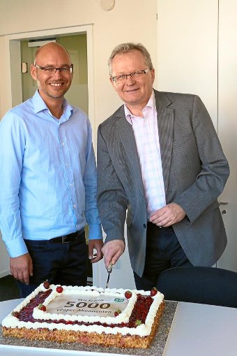 Marketingleiter Timo Fasching (links) und Chefredakteur Hans-Peter Schreijäg feiern den 5000. Foto: Sum