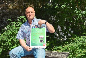Bernhard Wuhrer vom Stadtfest-Ausschuss  zeigt  stolz das Plakat für die große Sause. Foto: Visel Foto: Schwarzwälder-Bote