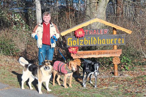 Uwe Thaler kümmert sich seit vielen Jahren ehrenamtlich um Vierbeiner aus dem Tierheim und begleitet sie bis in den Tod. Auf dem Bild links der siebenjährige Mischlingshund Cliff, der eine Joggerin in den Oberarm gebissen hat. Foto: Köncke