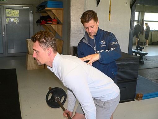 Athletik-Trainer Hendrik Kolbert (rechts) gibt Max Hadraschek leichte Hilfestellung beim Hanteltraining.   Foto: Michael Bundesmann