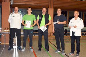 Philipp Rain (Zweiter von links) vom Bogensportclub Blumberg (BSC) wurde bei dem internationalen Turnier in Litzelstetten Dritter, der BSC-Vorsitzende Clemens Benzing (Mitte) siegte. Foto: Benzing Foto: Schwarzwälder Bote
